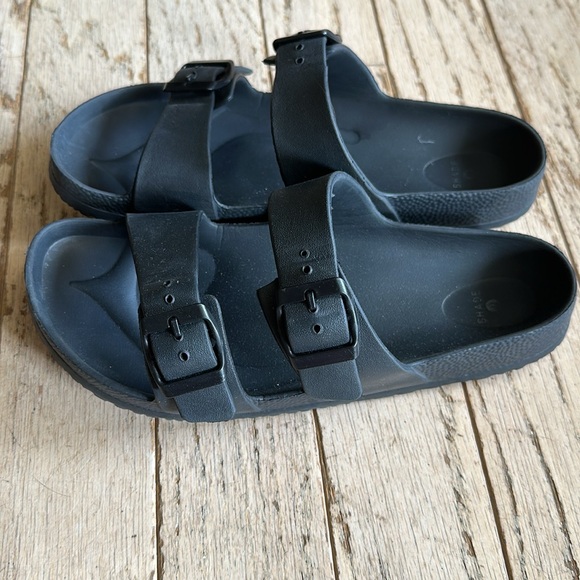 🚨LAST CHANCE🚨 LADIES SHADE AND SHORE SLIP ON SANDALS SIZE 9 NWOT NEVER WORN - Picture 2 of 9